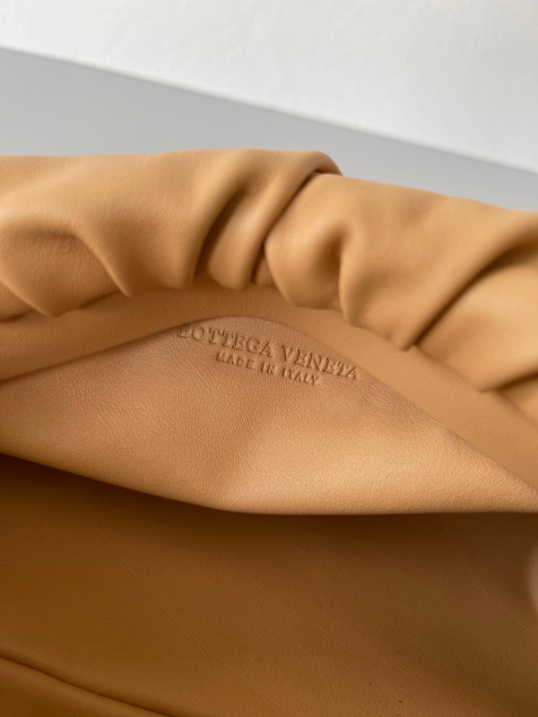 bo*te*ga Ve*ne*ta the chain pouch