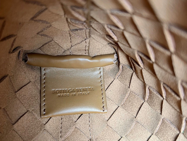 bo*te*ga Ve*ne*ta slim intrecciato briefcase