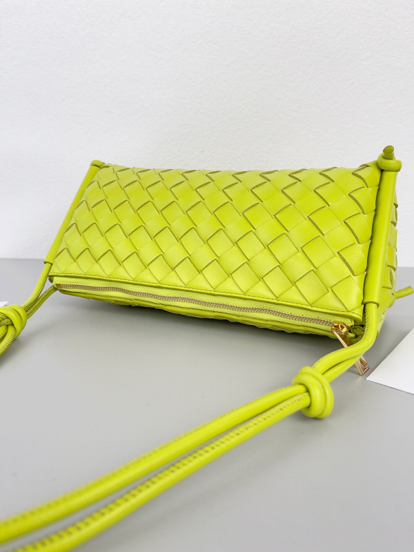 bo*te*ga Ve*ne*ta pouch on strap