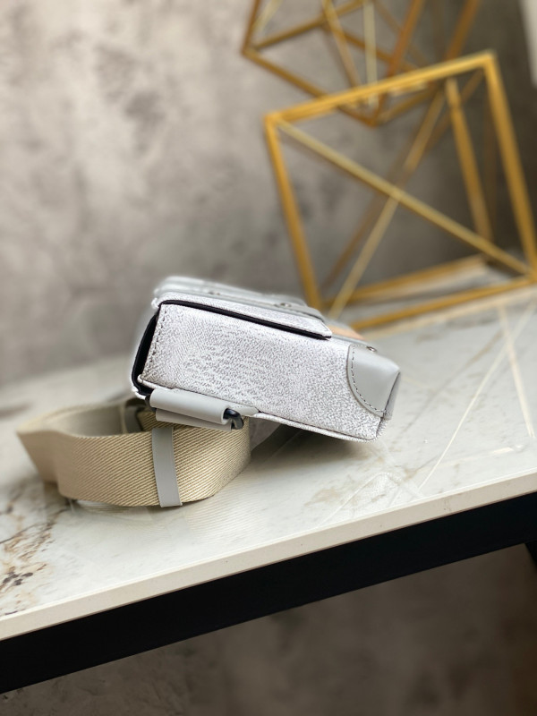 l0*is V*t0n trunk slingbag