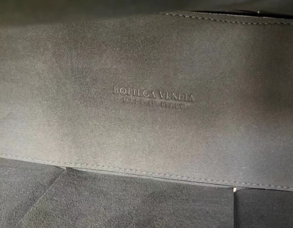 bo*te*ga Ve*ne*ta arco medium tote