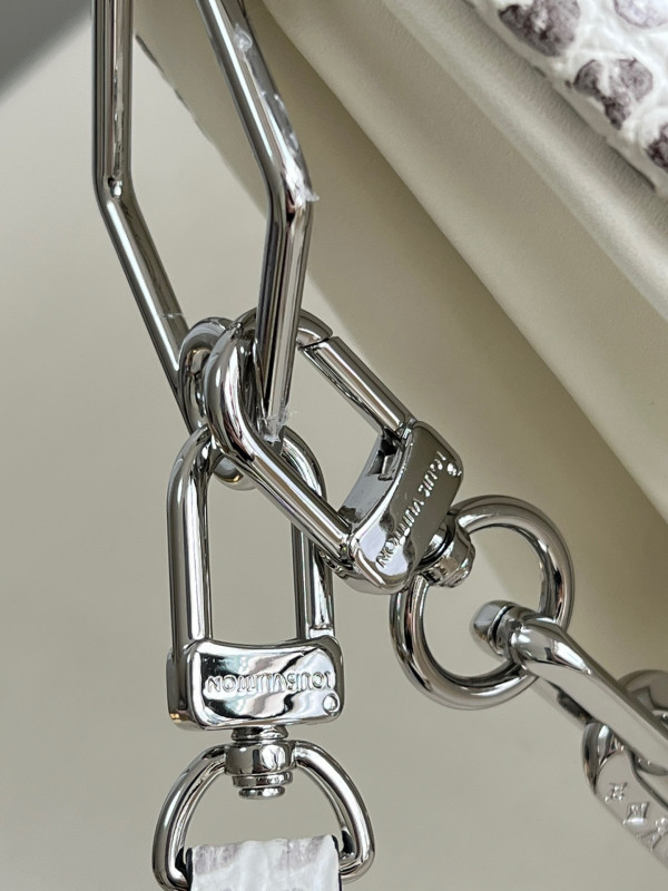 l0*is V*t0n coussin pm