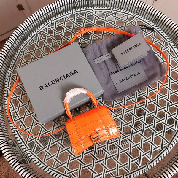 Ba*len*cia*ga hourglass