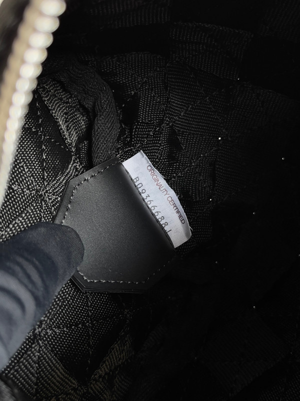 bo*te*ga Ve*ne*ta webbing