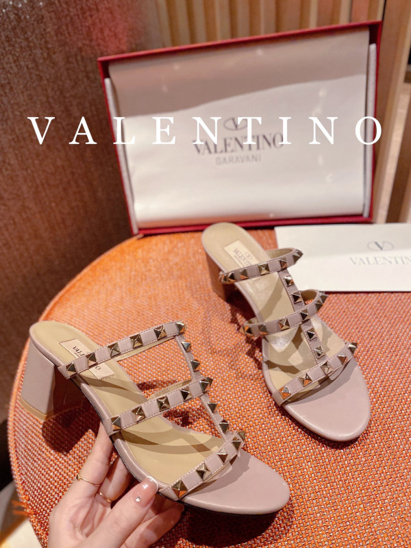 VALENTINO ROCKSTUD CALFSKIN LEATHER SLIDE SANDAL