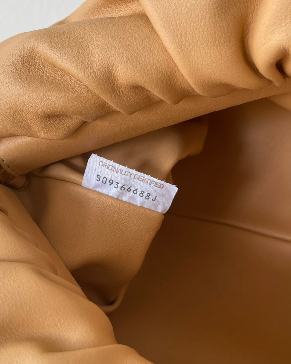 bo*te*ga Ve*ne*ta the chain pouch