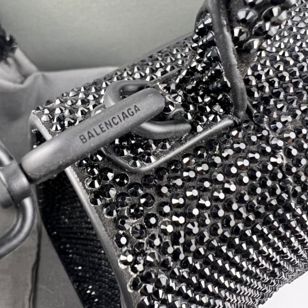 Ba*len*cia*ga hourglass