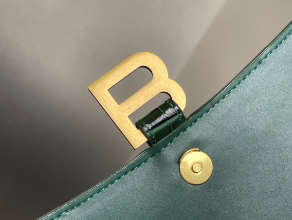 Ba*len*cia*ga hourglass