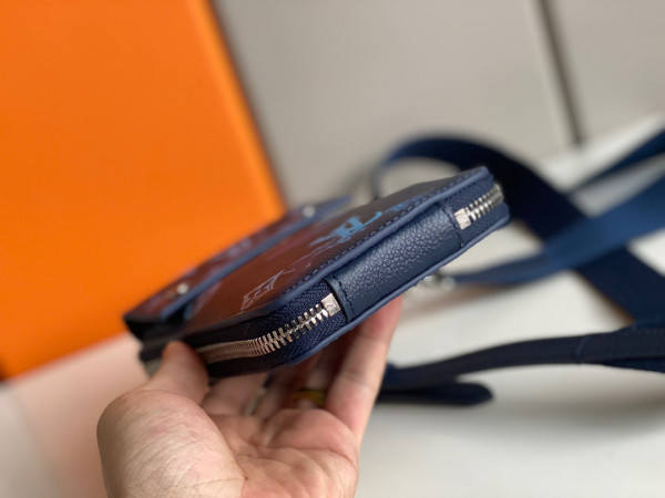 l0*is V*t0n phone pouch