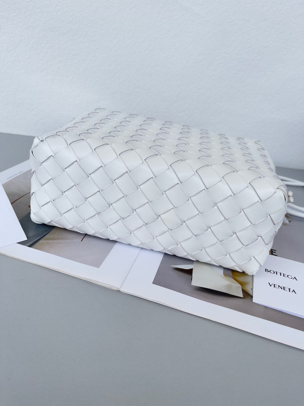 bo*te*ga Ve*ne*ta small loop camera bag