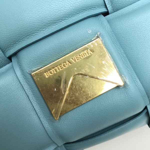 bo*te*ga Ve*ne*ta the chain cassette