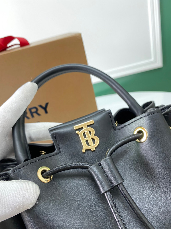 B**rry bucket bag