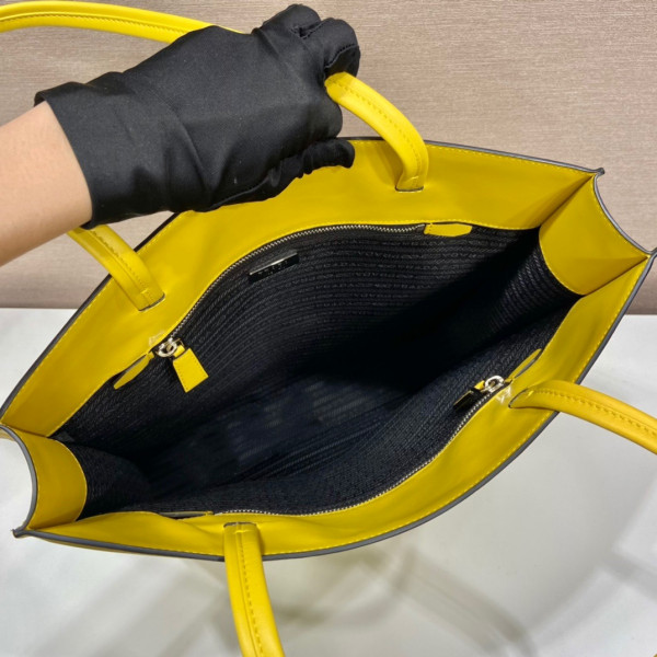 Pra*a leather tote bag