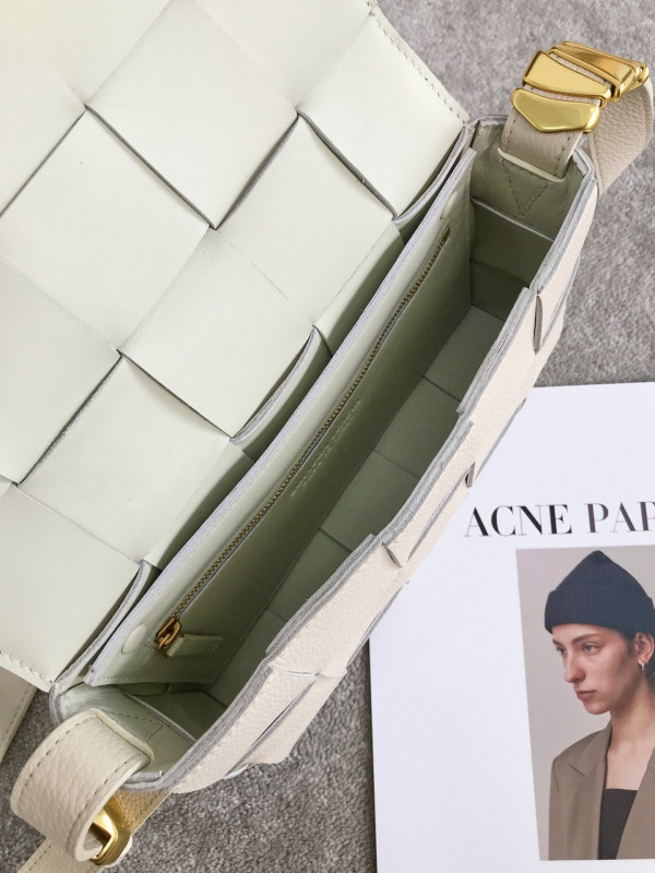 bo*te*ga Ve*ne*ta cassette