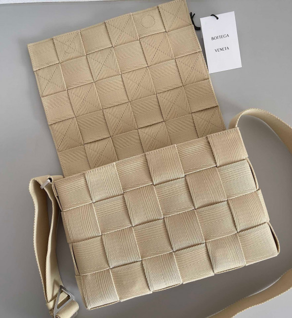 bo*te*ga Ve*ne*ta cassette webbing