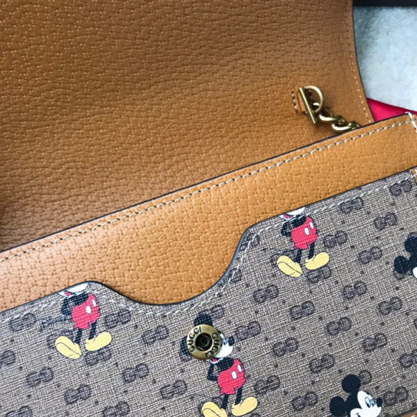 disney x G*u*i gg chain wallet