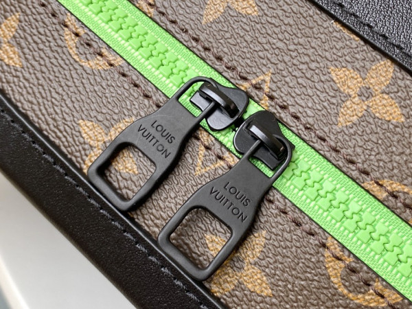 l0*is V*t0n soft trunk