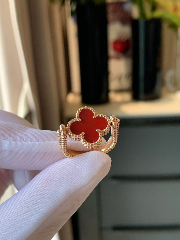 V*N CL*F & arpels perlée reversible ring