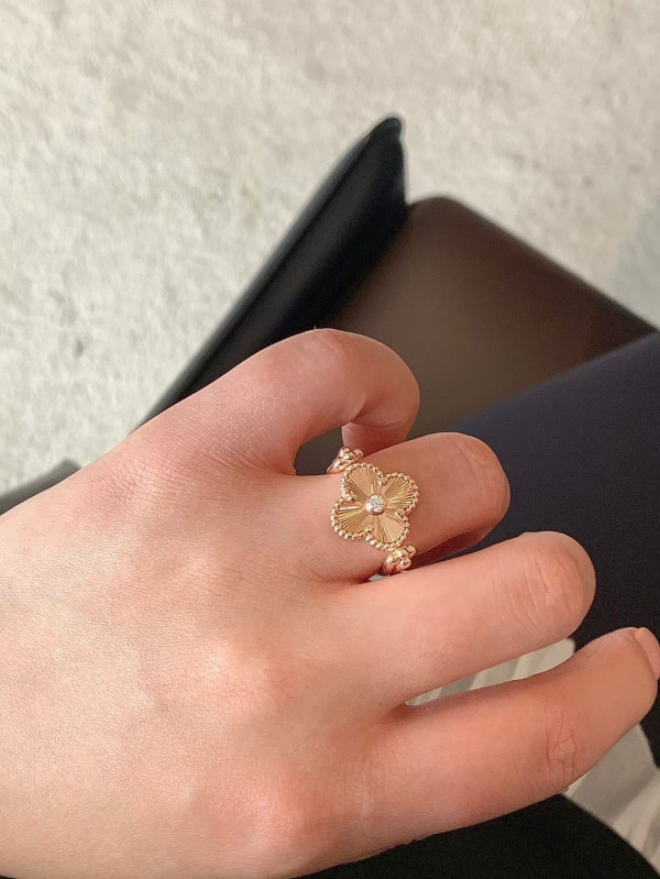 V*N CL*F & arpels perlée reversible ring
