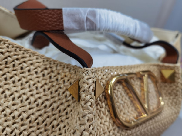 VALENTINO MEDIUM STRAW SUMMER TOTE
