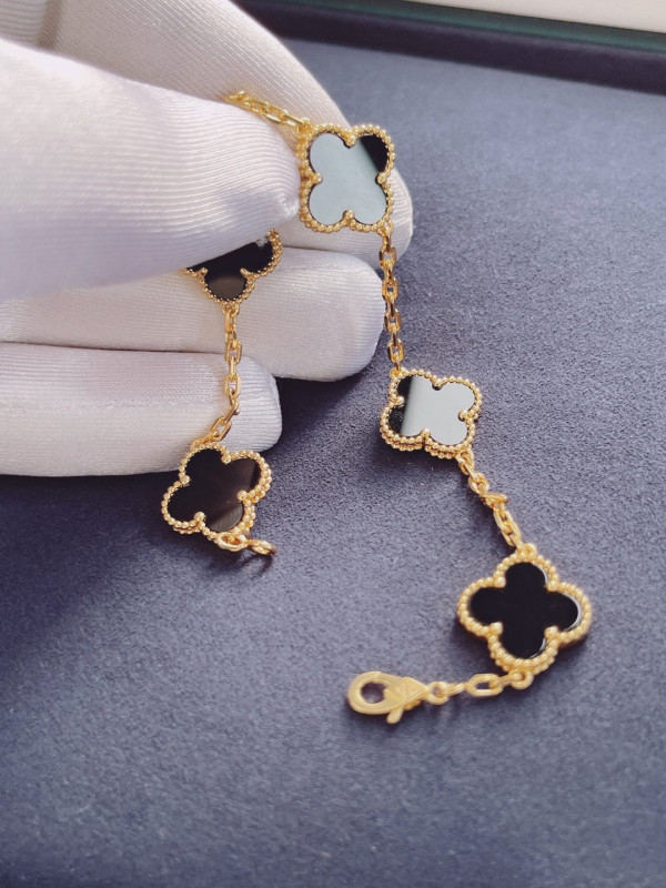 V*N CL*F & arpels perlée bracelet