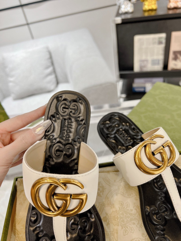 G*u*i slide sandals