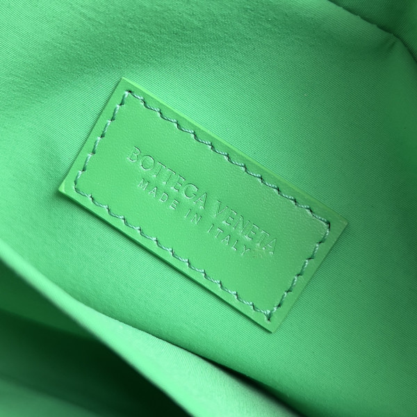 bo*te*ga Ve*ne*ta intrecciato leather wallet-on-strap