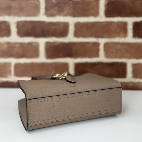 G*u*i small tote bag with hook closure