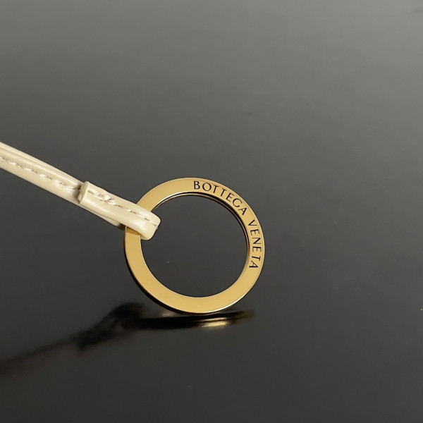 bo*te*ga Ve*ne*ta loop top handle