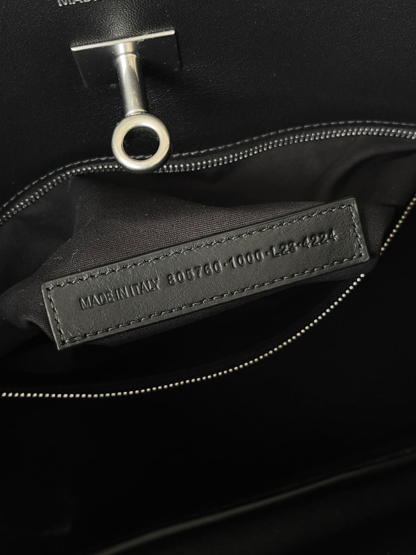 Ba*len*cia*ga bel air large shoulder bag