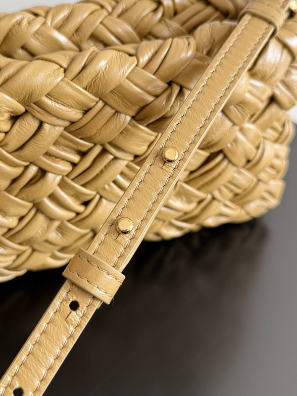 bo*te*ga Ve*ne*ta kalimero cha cha