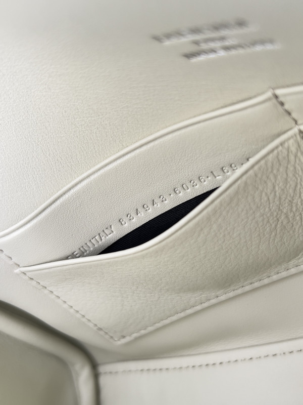 Ba*len*cia*ga bel air small clutch