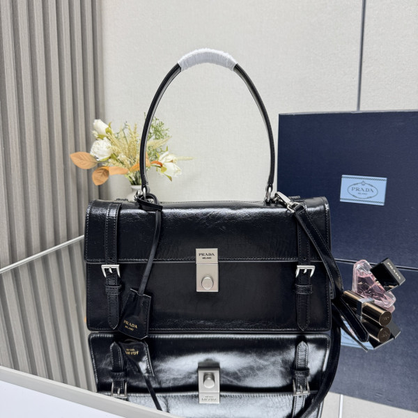 Pra*a medium leather handbag