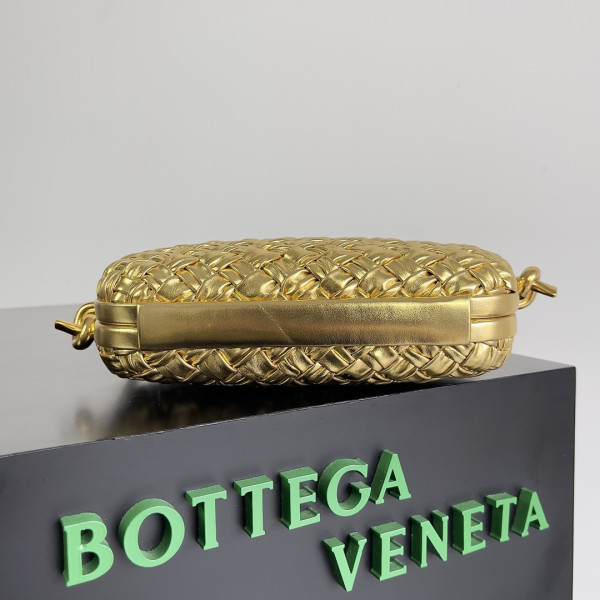 bo*te*ga Ve*ne*ta knot minaudiere on strap