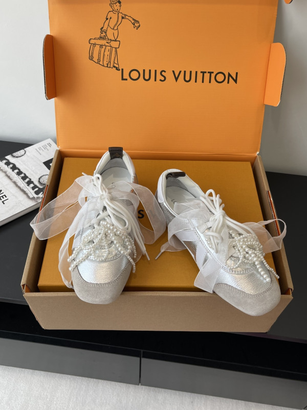 l0*is V*t0n sneakerina