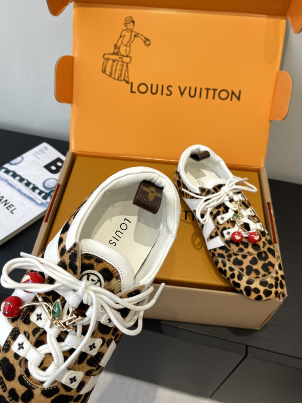 l0*is V*t0n sneakerina