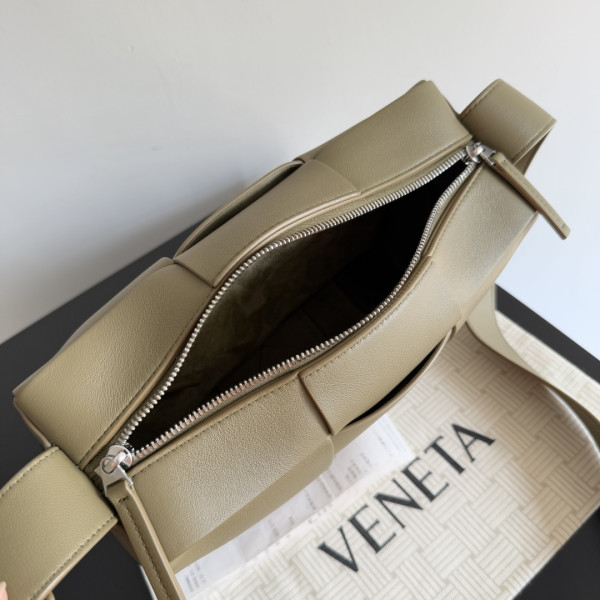 bo*te*ga Ve*ne*ta arco camera bag -28*18*9cm